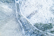 无人机俯瞰被雪覆盖的森林道路