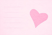 手绘粉红色的心与蜡笔画在轻婴儿背景与线像在明信片