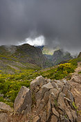 马德拉岛的山在Pico do ariiro和云彩在高山上