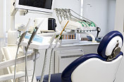 诊所里的空牙医椅和牙医设备。