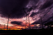 Campo Largo, Paraná，巴西――黄昏时分的电力塔。