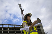 女建筑师在建筑工地与数字平板电脑