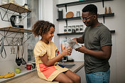 非裔美国人父亲和他的女儿在厨房里