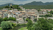 中世纪城镇Besalú，西班牙被群山包围-鸟瞰图