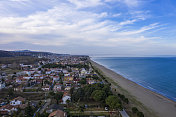 土耳其Samsun市Incesu海岸鸟瞰图。