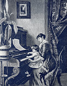 母亲和女婴在钢琴前