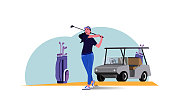 这位漂亮的女高尔夫球手挥动着高尔夫球。高尔夫球场和高尔夫球车，还有一袋高尔夫球杆