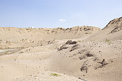 沙漠中的沙丘和山脉
