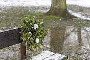 雪地里的纪念花圈