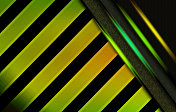 未来绿色阴影抽象技术背景与闪亮的带和彩色霓虹灯发光线。