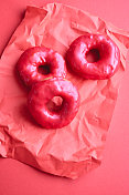 粉色糖衣甜甜圈