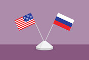美国和俄罗斯国旗放在桌子上
