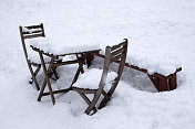 室外家具被雪覆盖