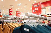 时尚百货商店在促销季中59%的折扣价格展示。促销结束时，在商场、百货商店后台进行特别促销。