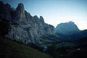 Dolomites上的户外标志性景观:从帕索塞拉全景