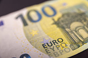 近距离观察欧洲100欧元钞票的部分