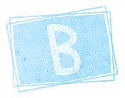 粉彩淡蓝色大写或大写字母或字母B在水平风化粉彩天蓝色框架垃圾墙纹理矢量背景