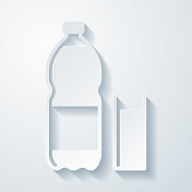 一瓶和一杯苏打水。在空白背景上具有剪纸效果的图标