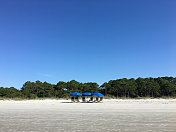 孤独:沙滩伞和椅子