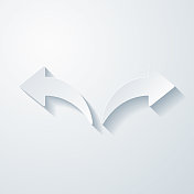 左右箭头。在空白背景上具有剪纸效果的图标 左右箭头。在空白背景上具有剪纸效果的图标