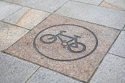 自行车路径符号在铺路石上