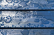 蓝色木材背景与水滴