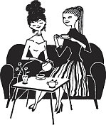 两个女人在喝茶