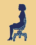 坐在办公椅上的女人