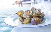 蛤蜊-大蒜和欧芹炒-兰萨罗特加那利群岛的典型菜肴