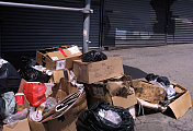 纽约曼哈顿唐人街街上的一堆垃圾