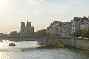 塞纳河和巴黎圣母院的景色