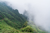 云遮住了一半的山崖