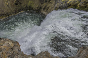 在怀俄明州黄石国家公园的黄石河上瀑布的边缘。