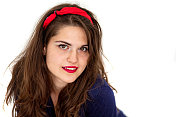 年轻的女人用红色的口红拉近距离