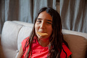 女孩吃饼干