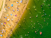 在阳光明媚的夏日，人们在河里游泳。鸟瞰图，Yoshkar-Ola，俄罗斯