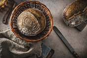 酵母面包棕色的两个面包全谷物自制的德国风格在篮子上米色