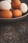 灰色碗中的有机鸡蛋与复制空间