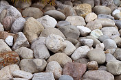大小不一的岩石和巨石堆成一堆，以石头为背景