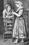 一个年轻人靠在椅子上看着一个年轻的女人编织