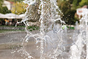 喷泉里飞溅的水的特写镜头
