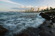 芽庄海滩的海浪