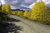 科罗拉多州圣胡安山的乡村道路秋天的颜色