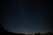 山上繁星点点的夜空