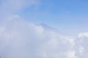 特内里费岛米拉多・德・希佩克景观。云朵和卡纳里松树