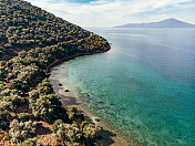 无人机视图美丽的爱琴海海岸线