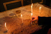 点亮蜡烛和祈祷，基督教文化