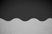 横向矢量插图，一个分割或分割grunge纹理效果的背景，用弯曲的锯齿线将其划分为哑光的黑色和白色的分区，对比色像窗帘褶边或作为波浪图案的边界