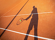 打网球的男人的影子