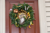 装饰门面的美丽圣诞花环。